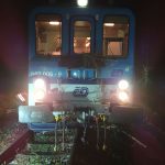 Nedaleko Oslova vykolejil vlak. Narazil do stromu, který vyvrátil silný vítr