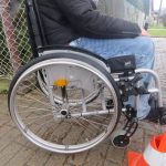 Řidič Opelu srazil mladou ženu na vozíku. Vynadal jí a ujel od nehody