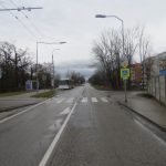 Řidič Opelu srazil mladou ženu na vozíku. Vynadal jí a ujel od nehody