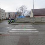 Řidič Opelu srazil mladou ženu na vozíku. Vynadal jí a ujel od nehody