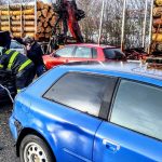 Na křižovatce na Dlouhé louce se srazilo pět aut. Hasiči vyprošťovali zraněnou řidičku