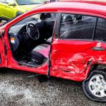 Na křižovatce na Dlouhé louce se srazilo pět aut. Hasiči vyprošťovali zraněnou řidičku