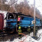 V zastávce Chlumec hořela lokomotiva. Provoz na rychlíkové trati je zastaven