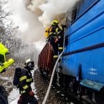 V zastávce Chlumec hořela lokomotiva. Provoz na rychlíkové trati je zastaven