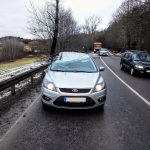 Vítr komplikuje dopravu v kraji. U Písku padl strom na jedoucí auto