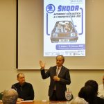 Škodovky na historických plakátech jedou proti proudu času