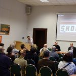 Škodovky na historických plakátech jedou proti proudu času