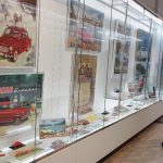 Škodovky na historických plakátech jedou proti proudu času