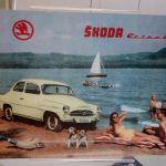 Škodovky na historických plakátech jedou proti proudu času