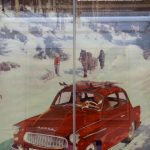 Škodovky na historických plakátech jedou proti proudu času