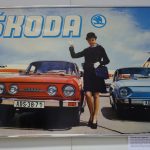 Škodovky na historických plakátech jedou proti proudu času