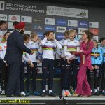 MS v cyklokrosu: Smíšenou štafetu ovládli Nizozemci, česká šestice v poli poražených