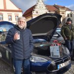 Vyznavači elektromobilů dorazili na Žižkovo náměstí v Táboře