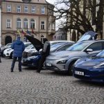 Vyznavači elektromobilů dorazili na Žižkovo náměstí v Táboře