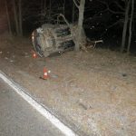 Zraněný řidič vylezl po nehodě z rozbité škodovky a chtěl odejít. Potkal ale policisty