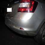 Muž bez řidičáku způsobil dvě nehody. Měl u sebe zbraň a sáčky s neznámou látkou