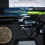 Muž bez řidičáku způsobil dvě nehody. Měl u sebe zbraň a sáčky s neznámou látkou