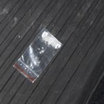 Muž bez řidičáku způsobil dvě nehody. Měl u sebe zbraň a sáčky s neznámou látkou