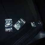 Muž bez řidičáku způsobil dvě nehody. Měl u sebe zbraň a sáčky s neznámou látkou