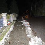 Muž bez řidičáku způsobil dvě nehody. Měl u sebe zbraň a sáčky s neznámou látkou