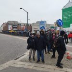 Lidé čekali na tisícikorunu s kolkem několik hodin. První přicházeli už ve čtyři ráno