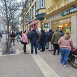 Lidé čekali na tisícikorunu s kolkem několik hodin. První přicházeli už ve čtyři ráno