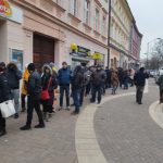 Lidé čekali na tisícikorunu s kolkem několik hodin. První přicházeli už ve čtyři ráno