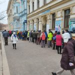 Lidé čekali na tisícikorunu s kolkem několik hodin. První přicházeli už ve čtyři ráno