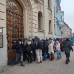 Lidé čekali na tisícikorunu s kolkem několik hodin. První přicházeli už ve čtyři ráno