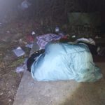 Strakoničtí strážníci vyzráli na bezdomovce. Nepořádek si po sobě musí sami uklidit