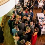 Návštěvníci reprezentačního plesu se vyfotili a přispěli tím na dobrou věc