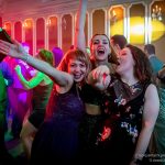 Návštěvníci reprezentačního plesu se vyfotili a přispěli tím na dobrou věc