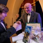 Návštěvníci reprezentačního plesu se vyfotili a přispěli tím na dobrou věc