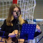 VIDEO: Sokolská akademie napěchovala sportovní halu. Oživení přinesla živá kapela Prvoci