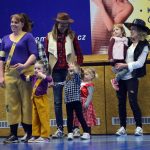 VIDEO: Sokolská akademie napěchovala sportovní halu. Oživení přinesla živá kapela Prvoci