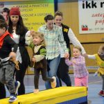 VIDEO: Sokolská akademie napěchovala sportovní halu. Oživení přinesla živá kapela Prvoci