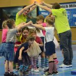 VIDEO: Sokolská akademie napěchovala sportovní halu. Oživení přinesla živá kapela Prvoci