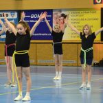 VIDEO: Sokolská akademie napěchovala sportovní halu. Oživení přinesla živá kapela Prvoci