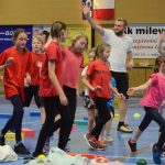 VIDEO: Sokolská akademie napěchovala sportovní halu. Oživení přinesla živá kapela Prvoci