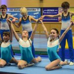 VIDEO: Sokolská akademie napěchovala sportovní halu. Oživení přinesla živá kapela Prvoci