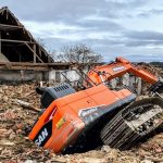 Na stavbě ve Vlachově Březí se propadl bagr. Vyprošťují ho hasiči