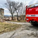 Na stavbě ve Vlachově Březí se propadl bagr. Vyprošťují ho hasiči