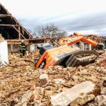 Na stavbě ve Vlachově Březí se propadl bagr. Vyprošťují ho hasiči