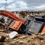 Na stavbě ve Vlachově Březí se propadl bagr. Vyprošťují ho hasiči