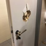 Mladíci demolovali při maturitním plese zařízení píseckého kulturního domu. Natáčeli se u toho na mobil