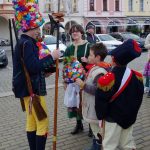 Masopustní průvod před českobudějovickou radnicí zval do tance i návštěvníky
