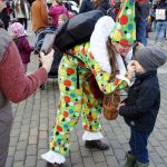 Masopustní průvod před českobudějovickou radnicí zval do tance i návštěvníky