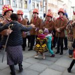Masopustní průvod před českobudějovickou radnicí zval do tance i návštěvníky