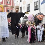 Českým Krumlovem prošlo přes sedmdesát masopustních masek