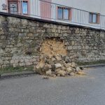 V Kapetově ulici v Dačicích se sesunula opěrná zeď